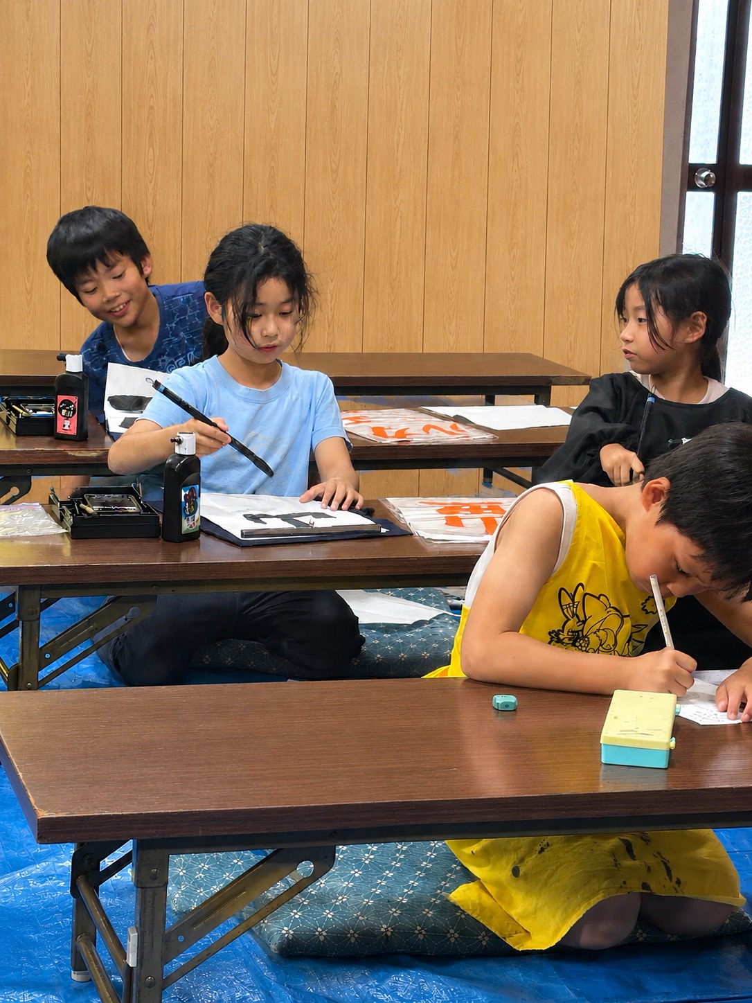 書道を書いている様子3